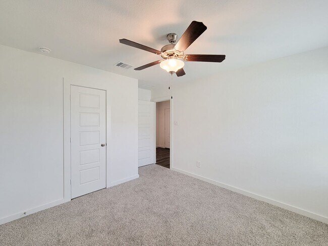 Building Photo - This stunning 4-bedroom, 2-bathroom Rosharon lease features modern upgrades, an open-concept layo...