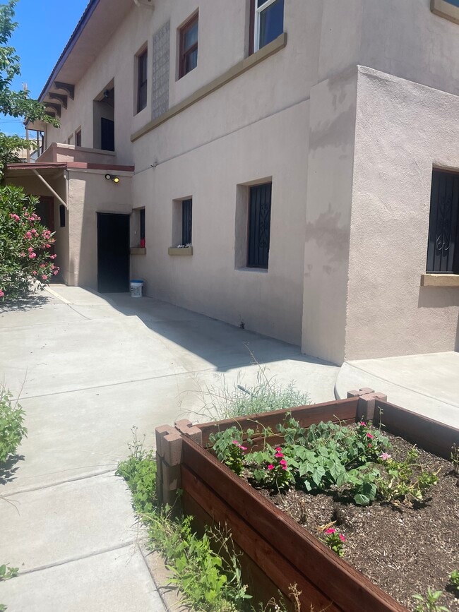 Building Photo - 800 Congdon Ave