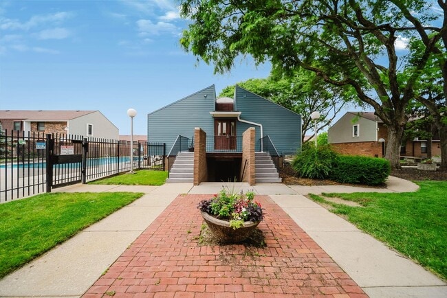 Building Photo - 1906 Willoway Cir S
