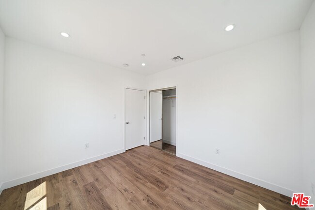 Building Photo - 6336 Beck Ave
