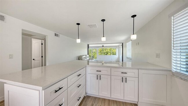 Building Photo - 909 Spanish Dr N