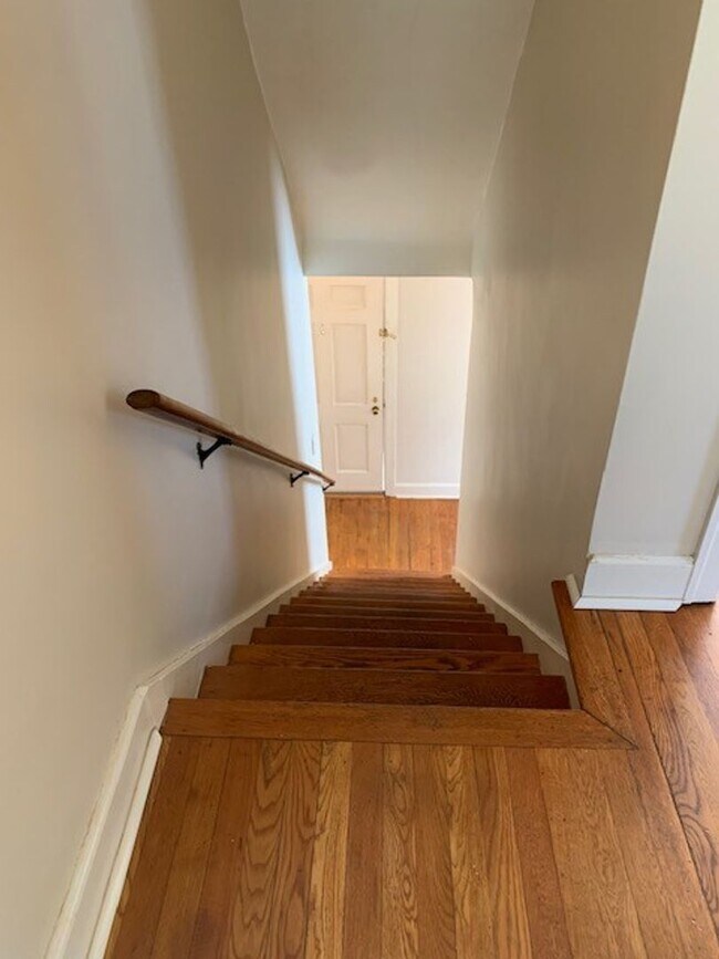 Building Photo - Duplex located close to UK, Downtown or St...