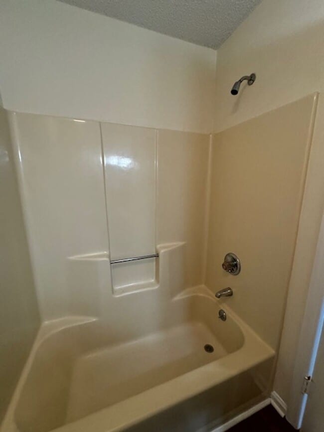 Building Photo - 2 Bedrooms 2 Bath duplex