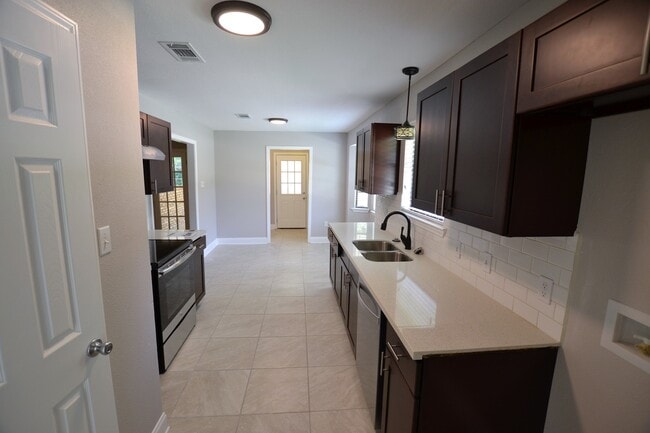 Building Photo - Newly renovated home in Beau Village Subdi...