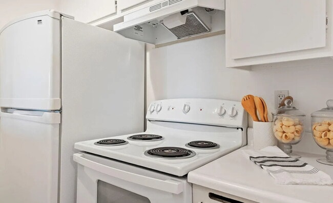 Building Photo - This sweet 1-BD, 1-BA condo is in the Sant...