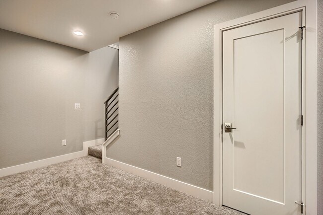 Building Photo - 3 bedroom / 3.5 bath Townhome + 2 Large Flex Spaces & Spacious Roof Top Deck!