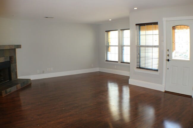 Building Photo - 1313 Casa Vale Dr