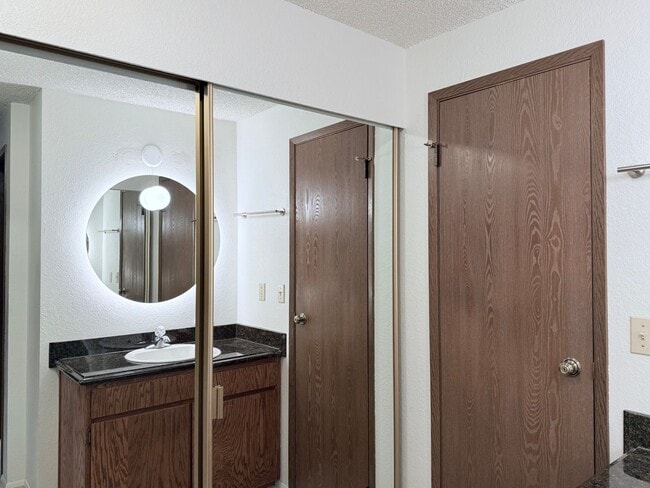 Building Photo - Lovely 2-Bedroom End Unit Condo in Cedarwo...