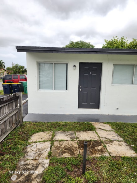 Building Photo - 133 SW 5th Ct