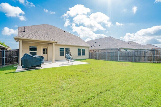 Building Photo - Stunning 3-bedroom, 2.5-bathroom with office.