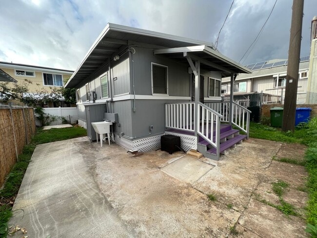 Building Photo - 3046C Harding Ave