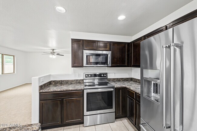 Building Photo - 6135 E Paradise Ln