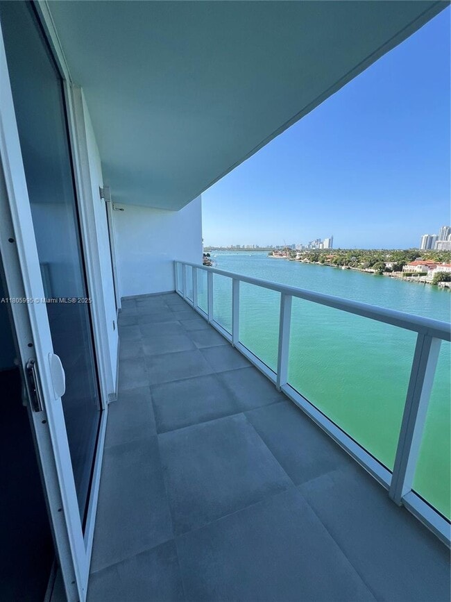 Building Photo - 9821 E Bay Harbor Dr