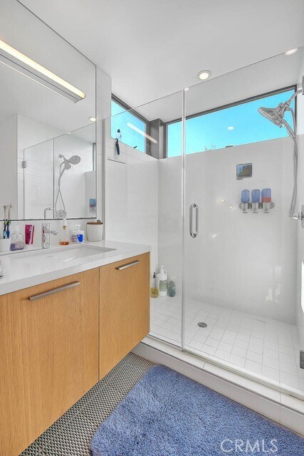 Building Photo - 1825 N Kenmore Ave