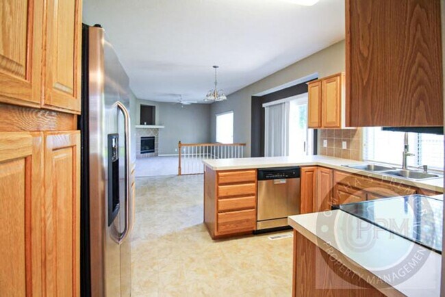 Building Photo - Beautiful and Spacious 4 Bedroom 2.5 Bathr...