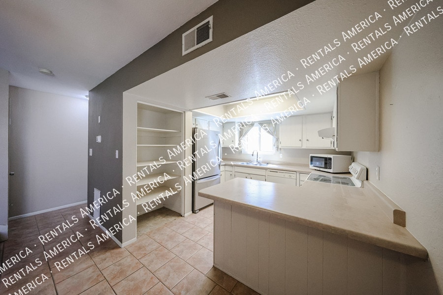 Building Photo - 4555 W Continental Dr