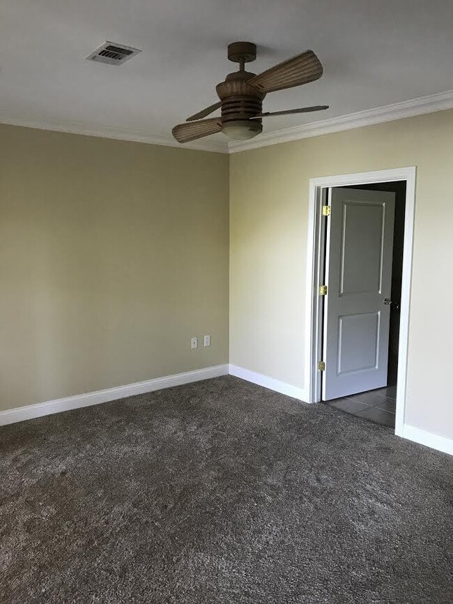 Building Photo - Now accepting application for 2 bedroom 2 ...