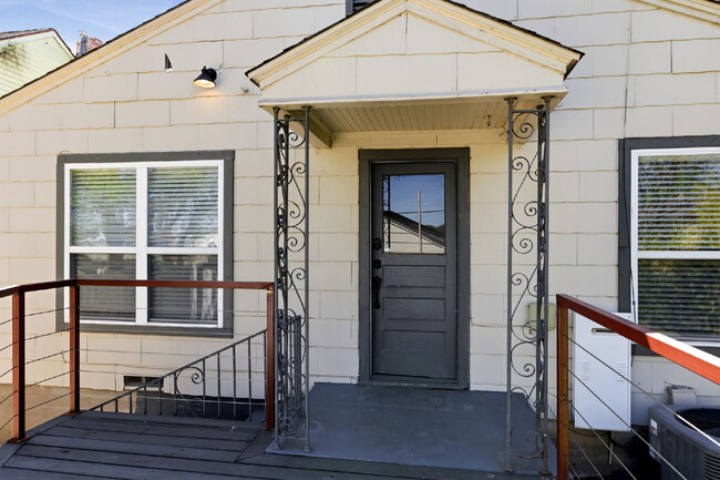 Building Photo - "Picture-perfect 2-1 with Updated Touches, a Cozy Backyard, and Prime Location near Downtown!"