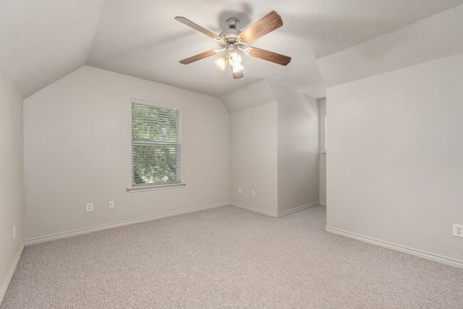 Building Photo - Available August 2026! Charming 4 Bed, 2.5...