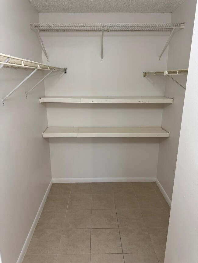 Building Photo - 703 Sunny Pine Way