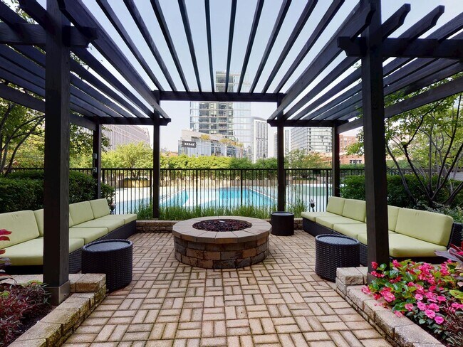 Building Photo - 400 N La Salle Dr