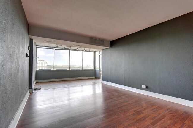 Building Photo - 800