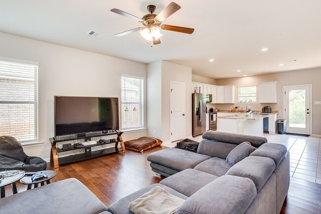 Building Photo - 4 Bedroom 2.5 Bath in Victoria Meadows