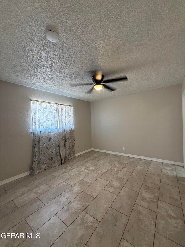 Building Photo - 955 Versailles Dr