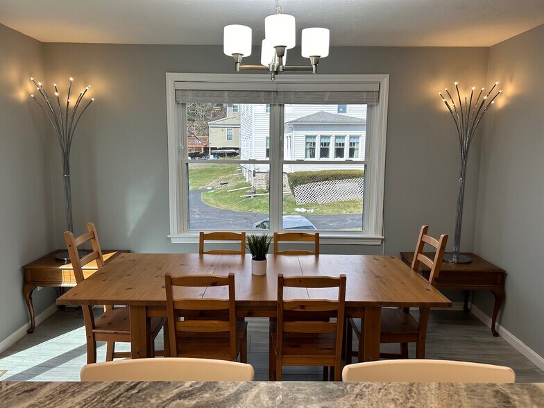 Building Photo - 676 Burncoat St