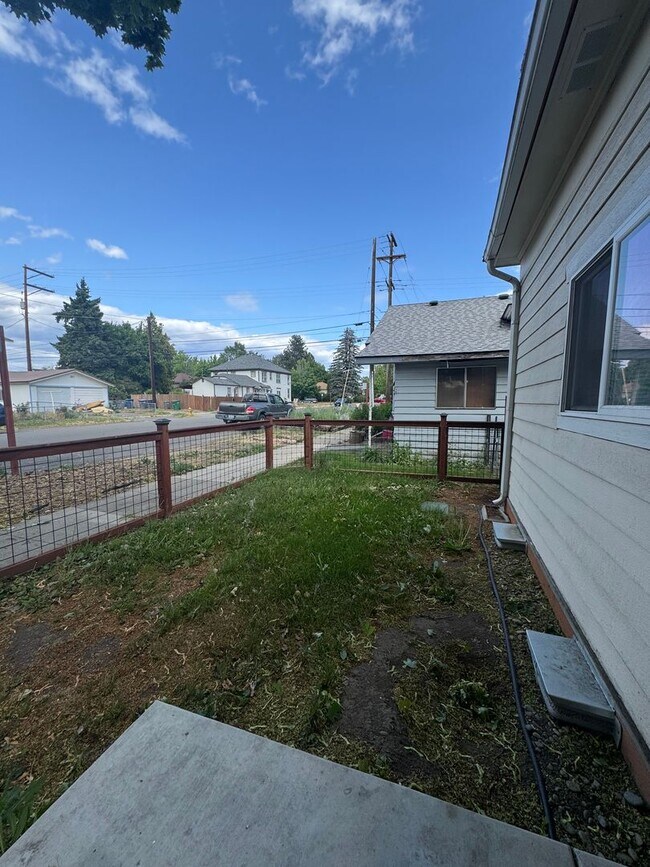 Building Photo - Updated 3 Bed/ 2 Bath Rental