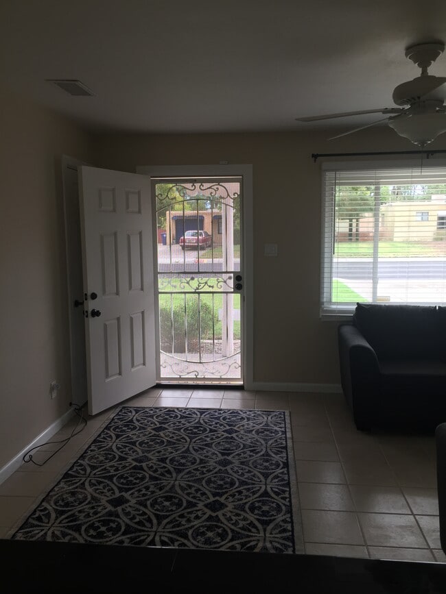 Building Photo - 709 Palomas Dr NE