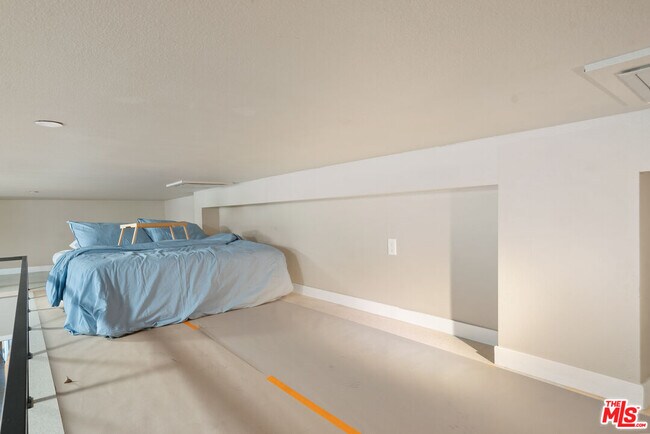 Building Photo - 630 W 28th St