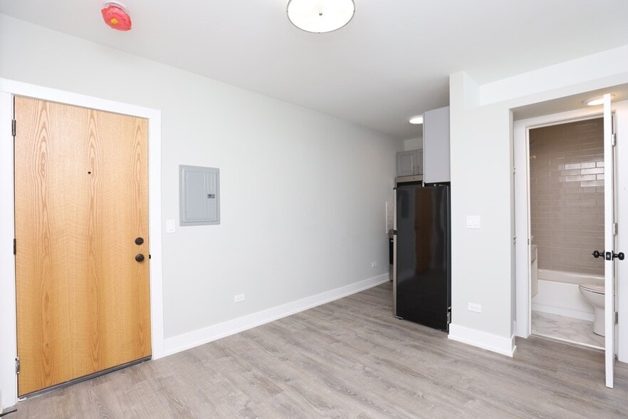 Building Photo - 510 W Belmont Ave