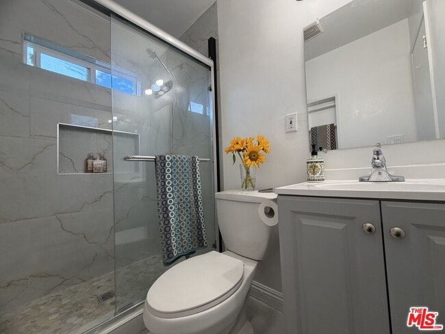 Building Photo - 2328 Pine St