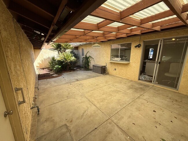 Building Photo - 302 Calvin St