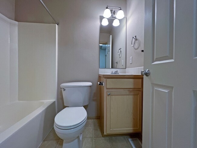 Building Photo - 3 Bedroom  2 Bath Home in Desirable Maple Valley