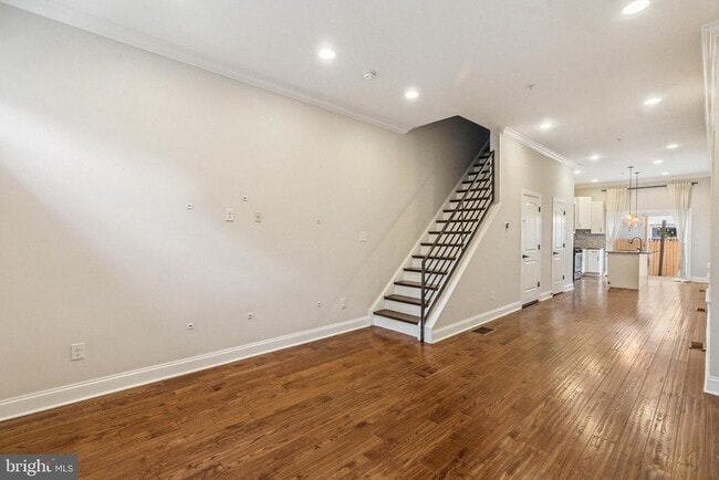 Primary Photo - 719 E Thompson St