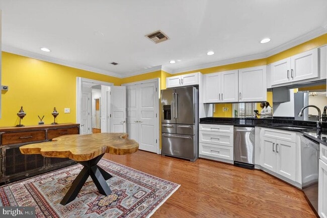 Building Photo - 1300 Army Navy Dr
