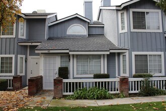 Building Photo - One Bedroom for Rent Southwest Bakersfield Gated Community