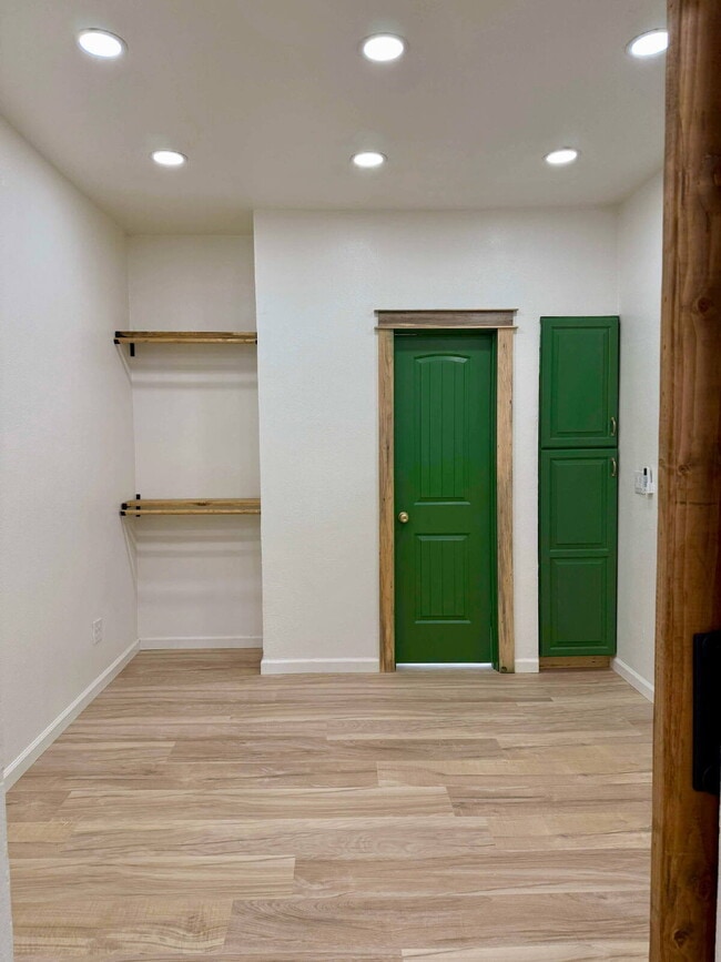 Building Photo - "Charming 1-Bedroom Retreat in Mountain Home – Your Cozy Haven Awaits!"