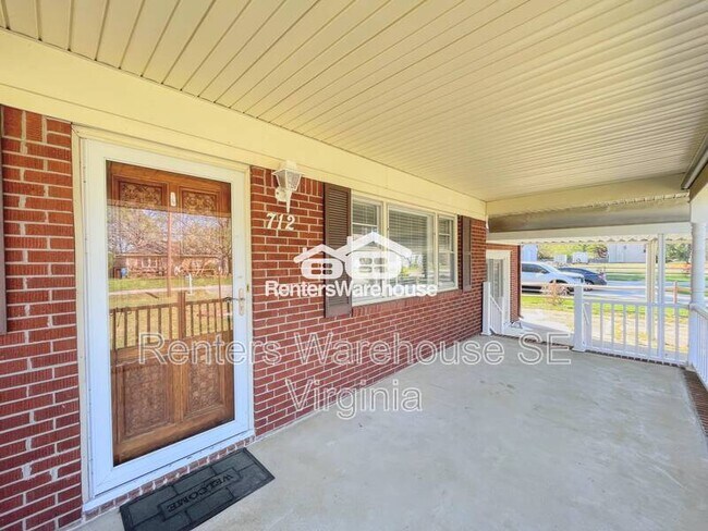 Building Photo - 712 Woodstock Rd