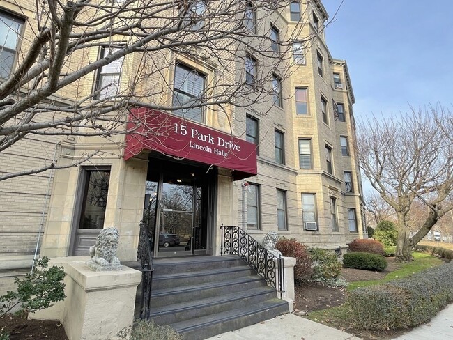 Building Photo - 15 Park Dr