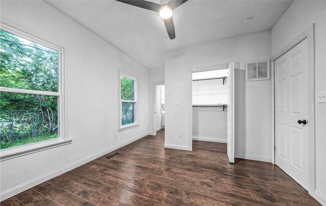 Building Photo - Quiet Comfort: Charming 3 Bed, 2.5 Bath Ho...