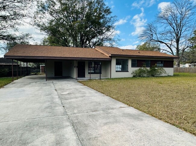 Building Photo - 1904 Delaroche Dr W