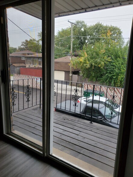 balcony - 9324 S Roberts Rd