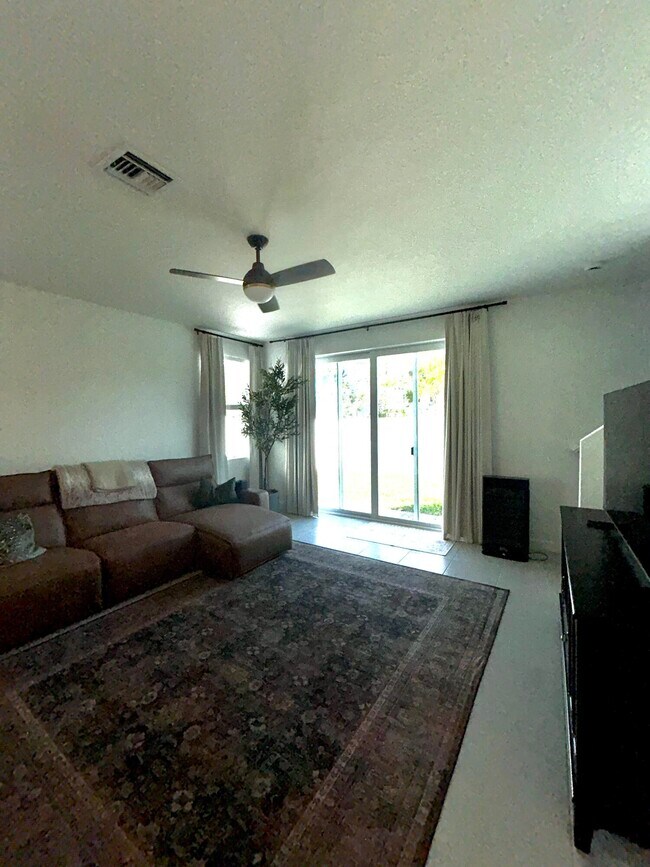 Building Photo - 317 SE Crossoak Ln