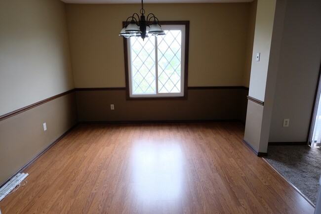Building Photo - Full Featured 2 Bed, 2 Bath