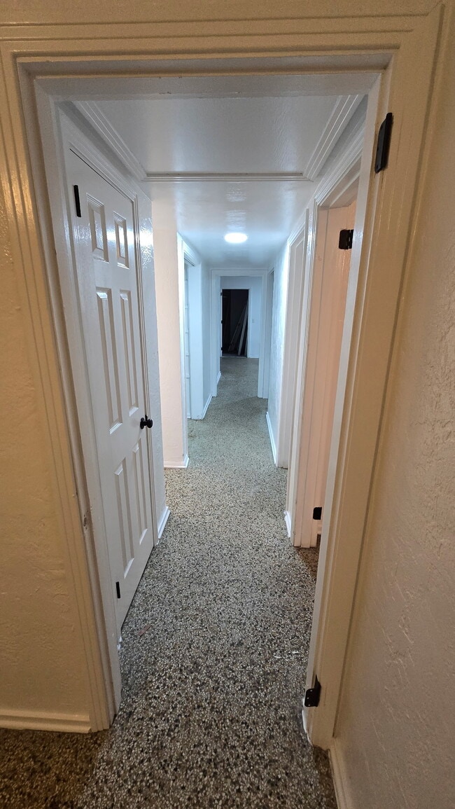 Building Photo - 512 Sandra Ave