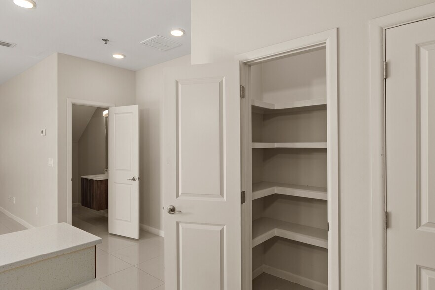 Building Photo - 1021 E La Cantera Ave