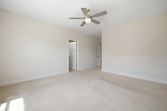 Building Photo - 3135 Patrick Henry Dr